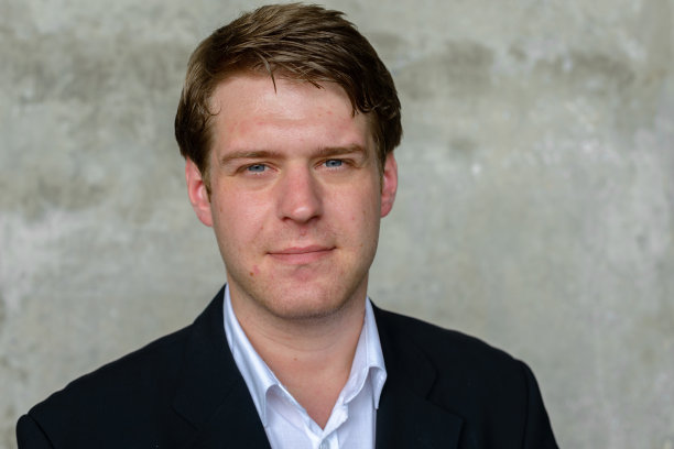 年轻英俊的商人探索周围的城市曼谷，泰国图片下载