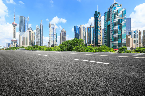 上海陆家嘴金融区商业大厦和柏油路风光图片下载