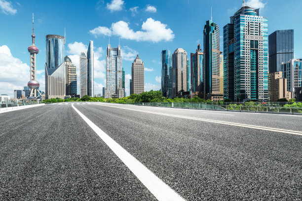 上海陆家嘴金融区商业大厦和柏油路风光图片下载