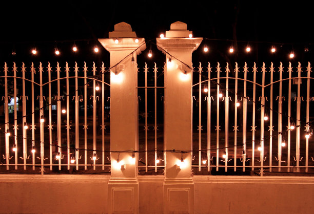 栅栏上的灯泡。图片下载