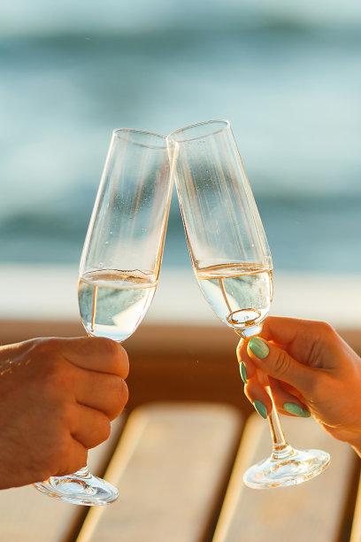 幸福的情侣在游艇上喝香槟图片下载