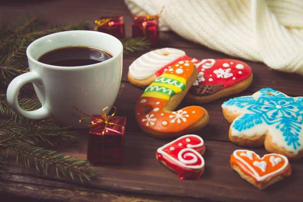 白色杯子里的圣诞姜饼和热咖啡。圣诞节的概念，食物装饰。照片instagram图片下载