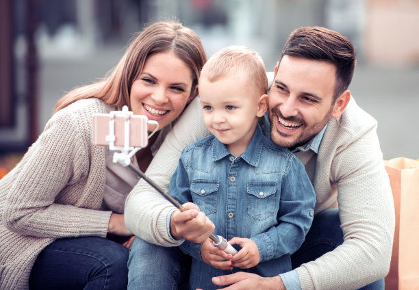 幸福的年轻家庭一起在户外度过时光。家庭生活幸福和谐图片下载