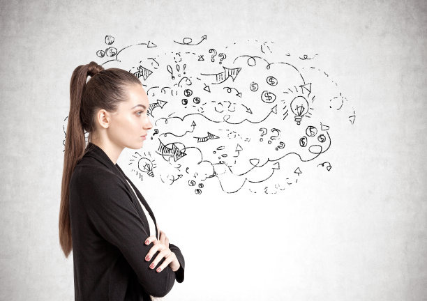 双臂交叉的女商人，箭头图片下载