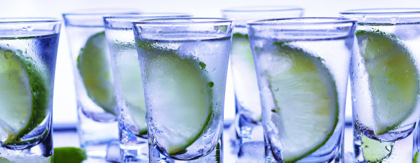 特写伏特加在一个玻璃杯与冰，酸橙伏特加，杜松子酒，奎宁水，龙舌兰素材图片