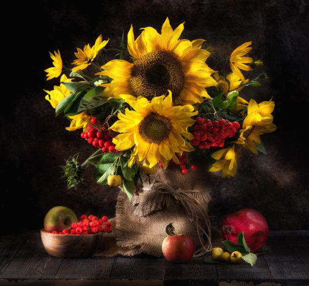 有向日葵，水果和浆果的静物画图片下载