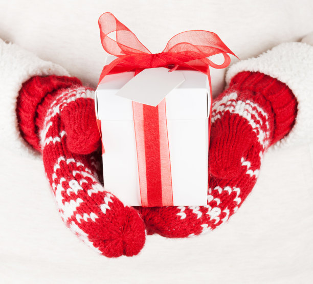 女人手里拿着圣诞礼物图片下载