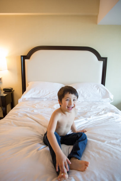 在床上跳图片下载