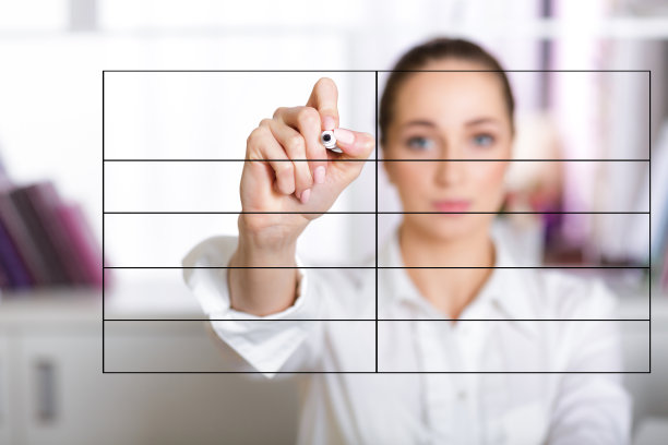 女人的手在屏幕上写清单图片下载