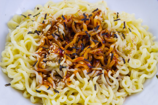 方便面，干面条与酱在碗的背景。图片下载