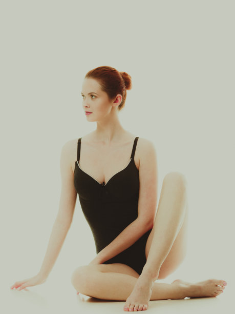迷人的女人在黑色泳装风格的内衣图片下载