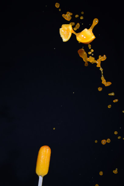 冰淇淋飞溅水果图片下载