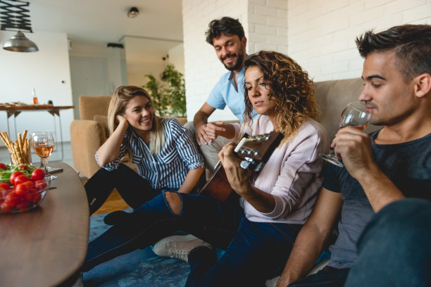 朋友享受音乐图片下载