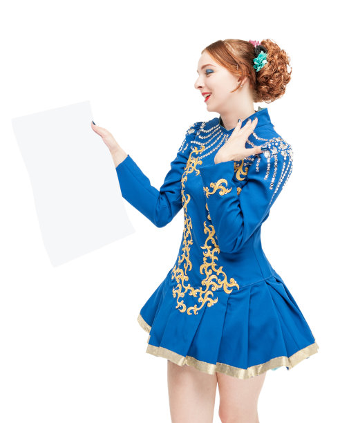 美丽的女人穿着爱尔兰舞的服装，拿着空横幅图片下载