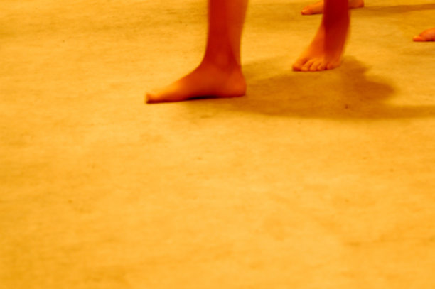 站在地板上的人的低处图片下载