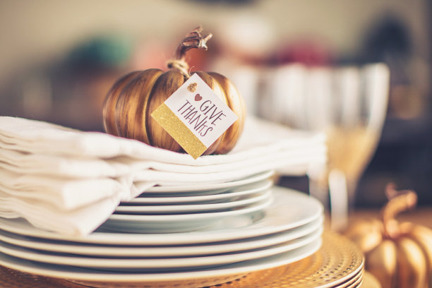 感恩节餐桌上的准备与问候素材图片