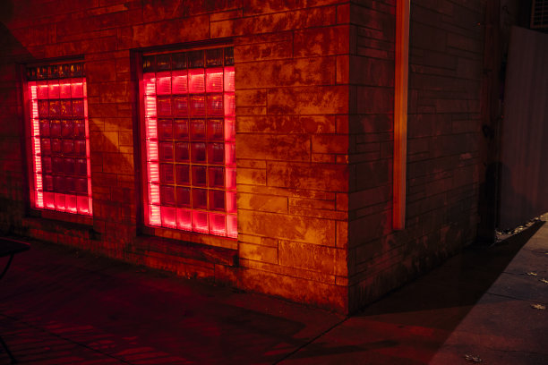 舞厅外的灯光紧挨着小巷图片下载