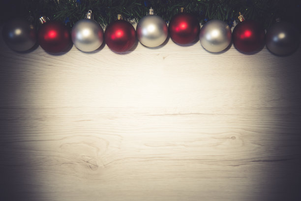 彩色的圣诞球挂在冷杉树枝上图片下载