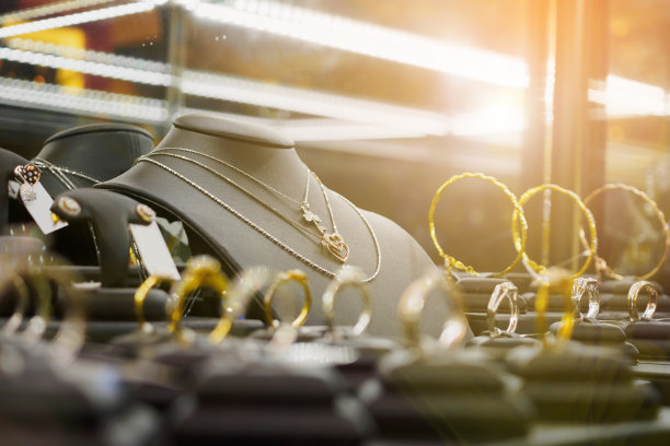 黄金珠宝钻石店与戒指和心形项链在奢侈品零售商店图片下载