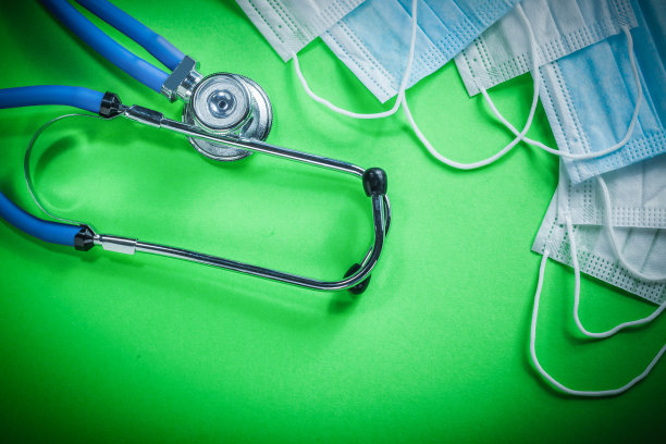 医用听诊器面罩在绿色背景下的医学圆锥素材图片