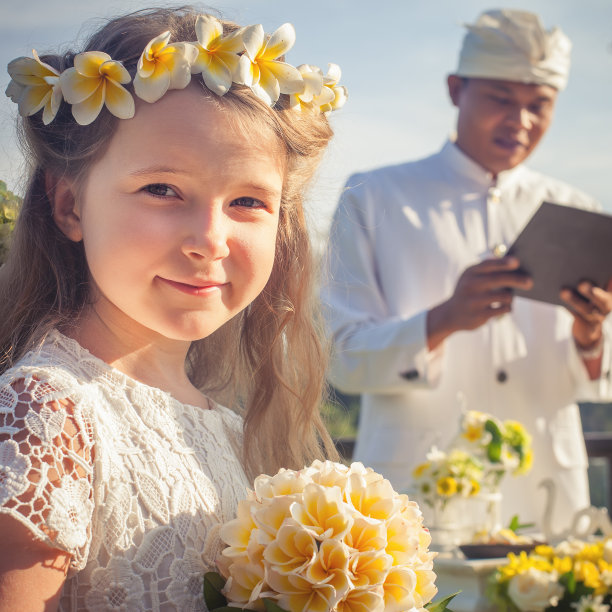 新婚夫妇喜结连理，乌布举行婚礼图片下载