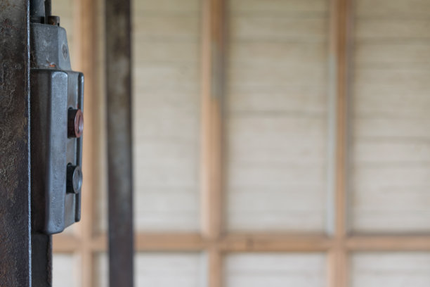 钢链滑轮(开关控制)，工厂陈旧生锈的样式图片下载