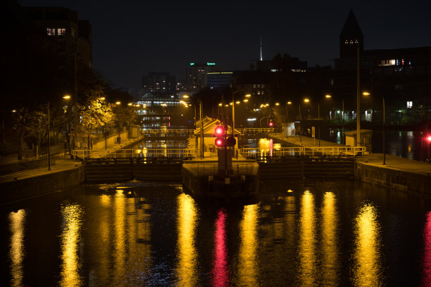 城市建筑在夜晚的河边图片下载