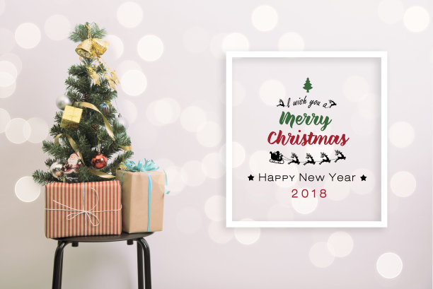 圣诞树装饰与轻银色的散景背景。图片下载