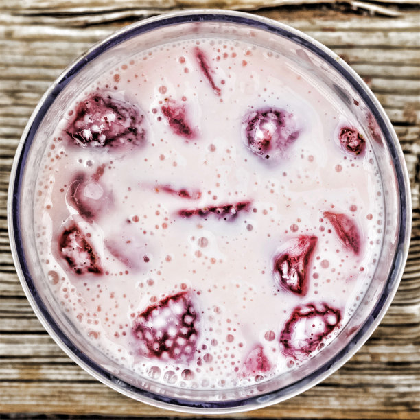 广场。草莓奶昔，草莓排毒，草莓美味奶昔木质背景。新鲜冷草莓冰沙与新鲜水果。关闭了。顶级veiw,图片下载