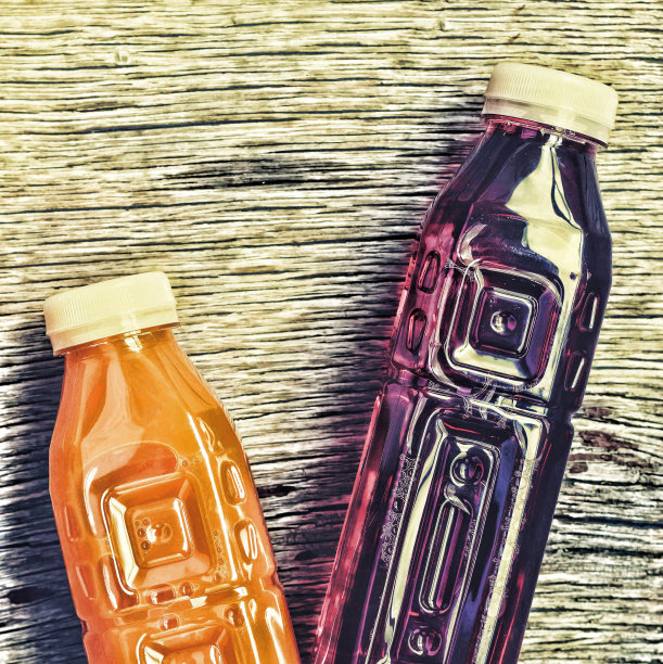 各种新鲜蔬菜排毒果汁，彩色冰沙在一个木制的灰色背景瓶。健美的。顶级veiw图片下载