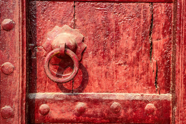 印度古老的红色门上的旧门把手图片下载