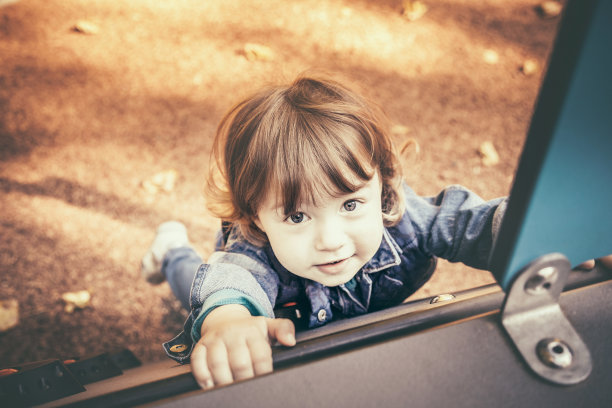 操场上的小女孩图片下载