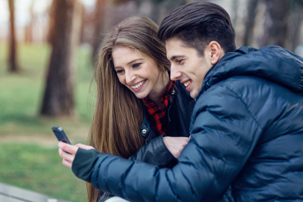 青少年在电话里聊天图片下载