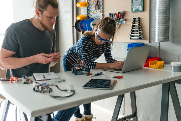 父亲和女儿在修理机器人玩具车图片下载
