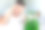 宿醉痛苦的男人近距离的肖像与啤酒瓶。素材图片