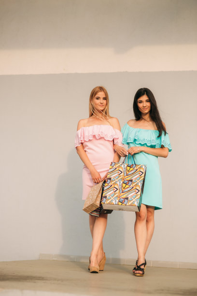 漂亮的女孩去购物。阳光明媚的一天。夏天。图片下载