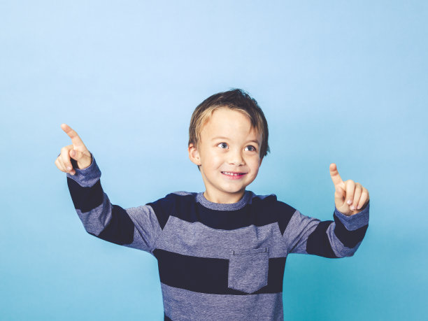 蓝色背景下的年轻酷男孩图片下载