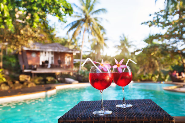 泳池边两杯鸡尾酒，奢华生活图片下载