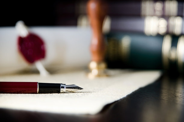法律,律师的主题。钢笔和手工纸。素材图片