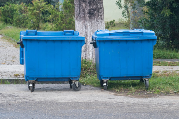 街上放着蓝色的回收容器图片下载
