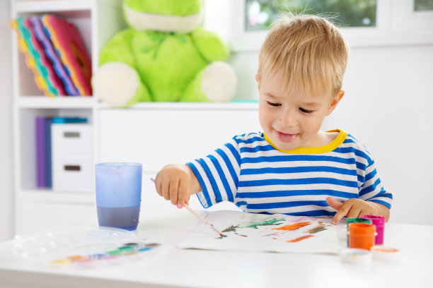 小孩子在纸上画画图片下载