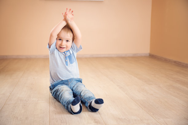 一个两岁孩子躺在地板上的肖像图片下载