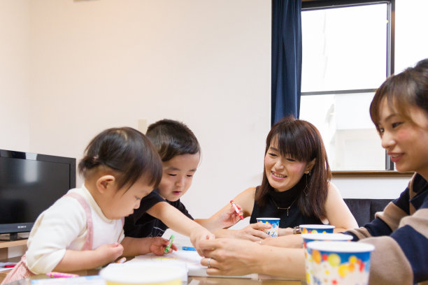 妈妈在家里开派对图片下载