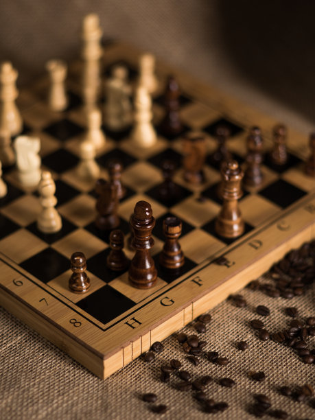 棋盘上的国际象棋棋子，纺织背景素材图片