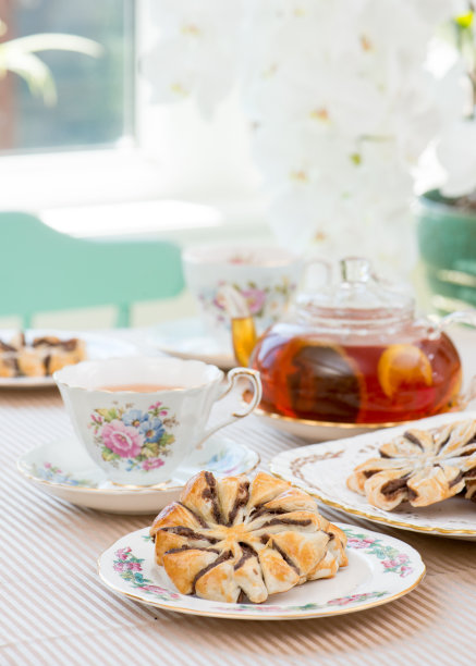 下午茶几与古董骨瓷餐具图片下载