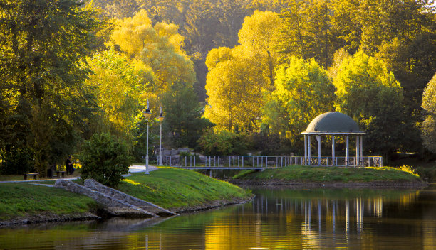 秋天，公园里的凉亭被秋叶环绕图片下载