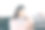 身着米色外套的年轻女子自拍图片下载