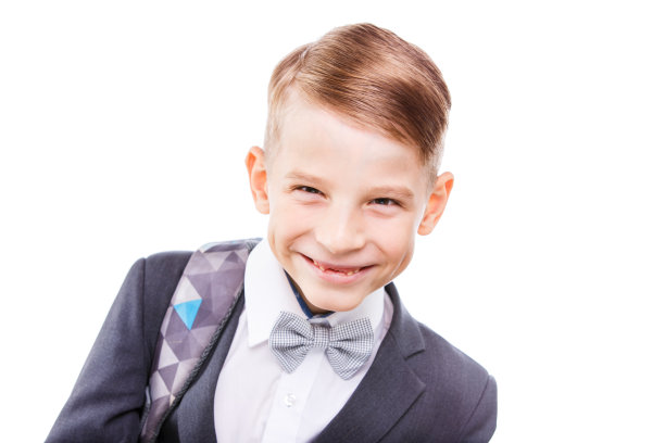 快乐的小男生背着背包孤立在白色的图片下载