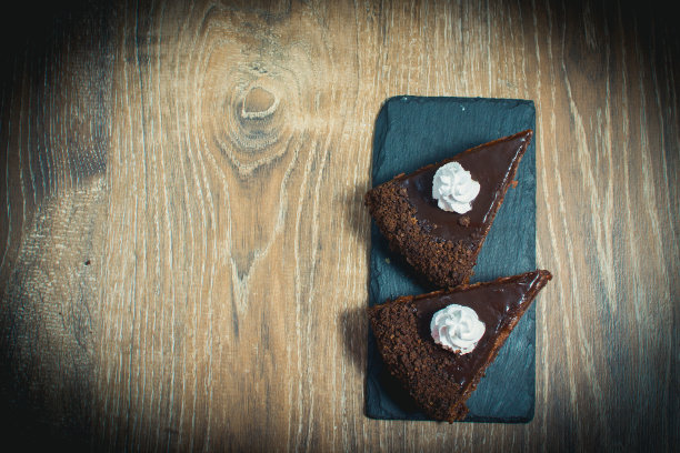 两块蛋糕放在一个石盘上图片下载