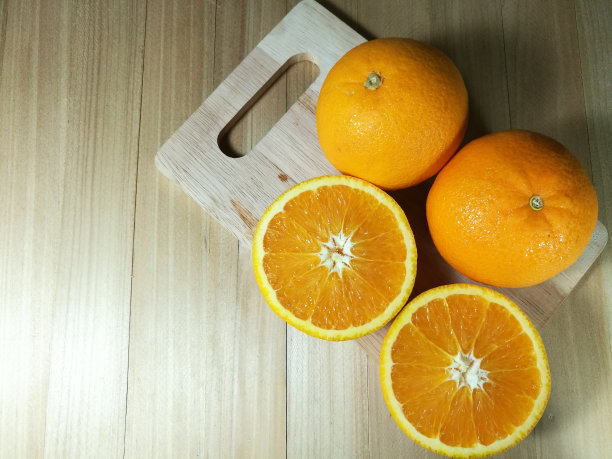 新鲜的橙子水果，木质背景。橙子切片分离素材，带裁剪路径。抗氧化剂背景早餐柑橘图片下载
